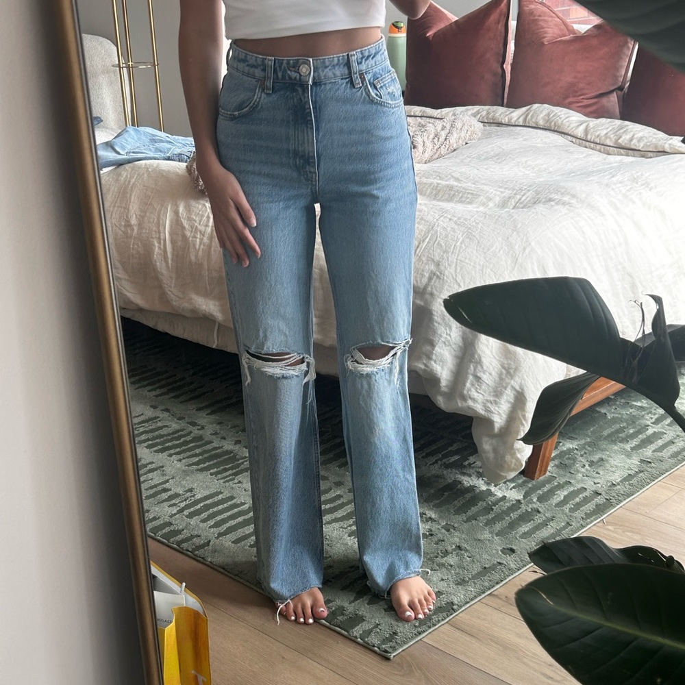 ZARA JEANS. HIGH RISE. Size TWO.
